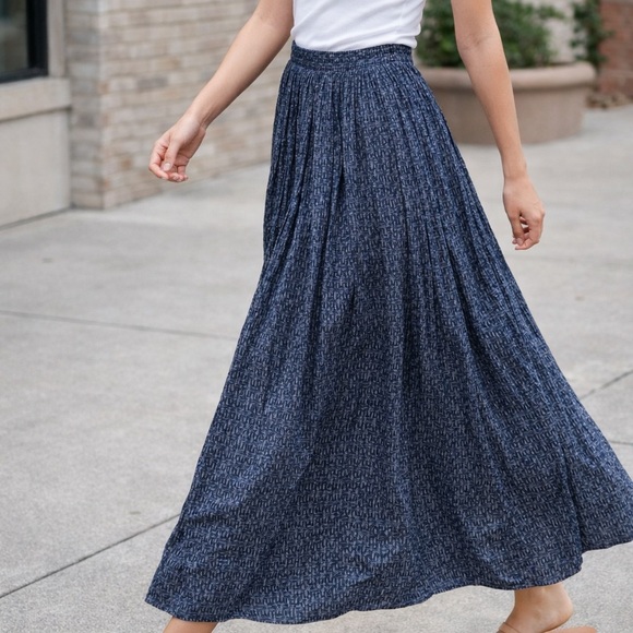 Dresses & Skirts - Vintage Tiered Maxi Skirt Elastic Waist Size Small to Medium